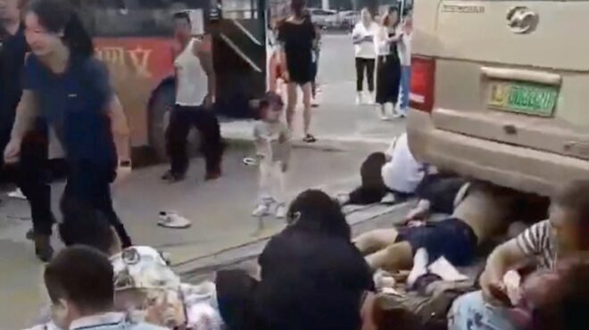 κίνα-σχολικό-έπεσε-πάνω-σε-πλήθος-το-563200492