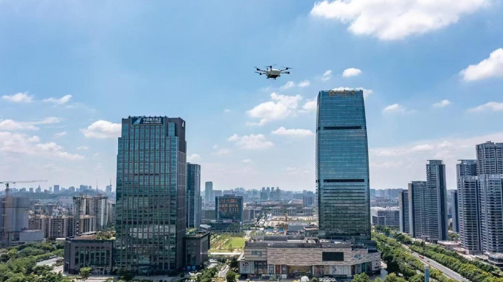 Κάθεσαι με τα παιδιά στο πάρκο, και το ντρόουν σού φέρνει το φαγητό που παραγγείλατε (βίντεο)-1