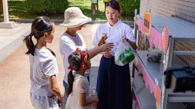 κάθεσαι-με-τα-παιδιά-στο-πάρκο-και-το-ν-563234080