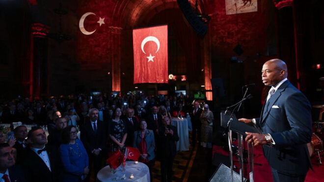 ο-τραμπ-αθωώνει-τον-δήμαρχο-που-κατη-563240233