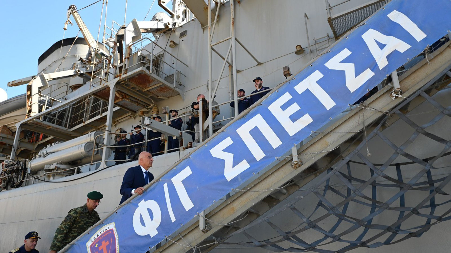 Επίσκεψη Δένδια στη φρεγάτα «Σπέτσαι» λίγο πριν αποπλεύσει για την Ερυθρά Θάλασσα-1