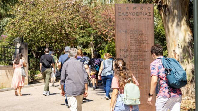 1974-1944-η-αθήνα-γιορτάζει-την-ελευθερία-τ-563224315
