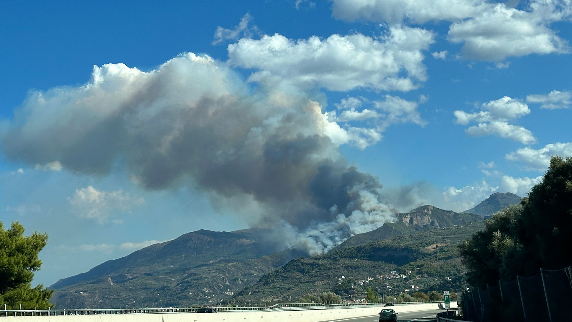 Μαίνεται η φωτιά στην Κορινθία – Ηχησε το 112-6