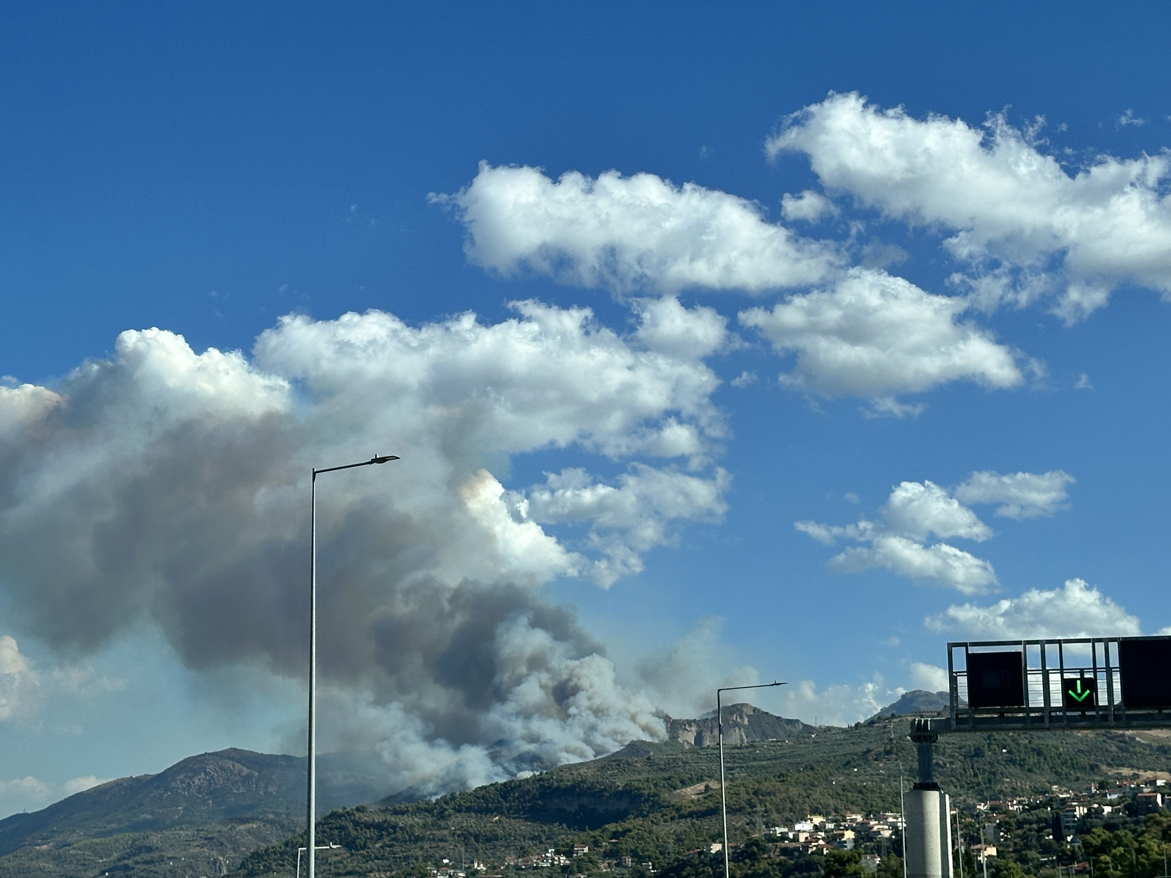 Μαίνεται η φωτιά στην Κορινθία – Ηχησε το 112-5