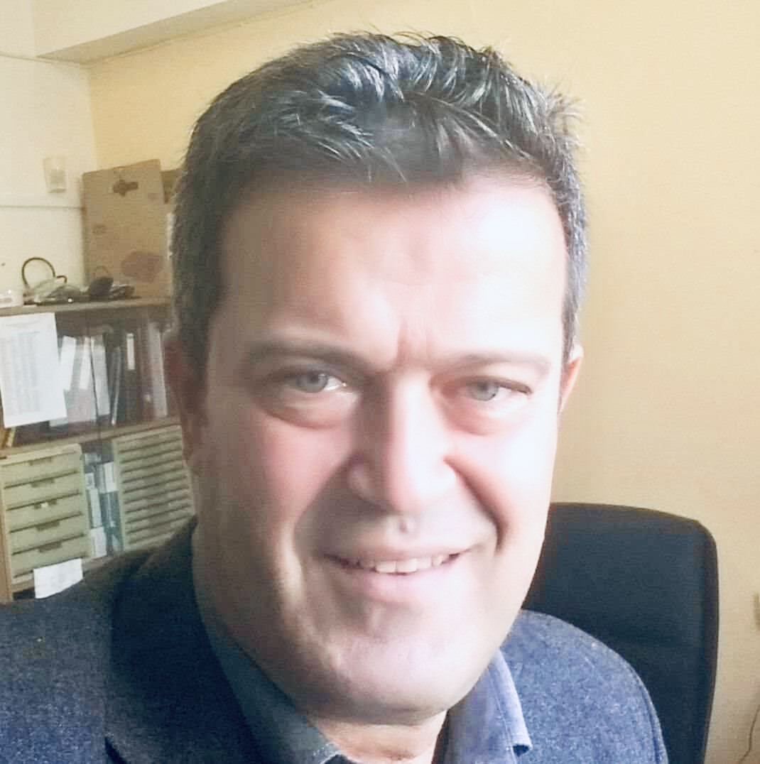 «Πού γράφει ότι ο γιoς μου απαγορεύεται να ανέβει στη στέγη του σχολείου;»-1