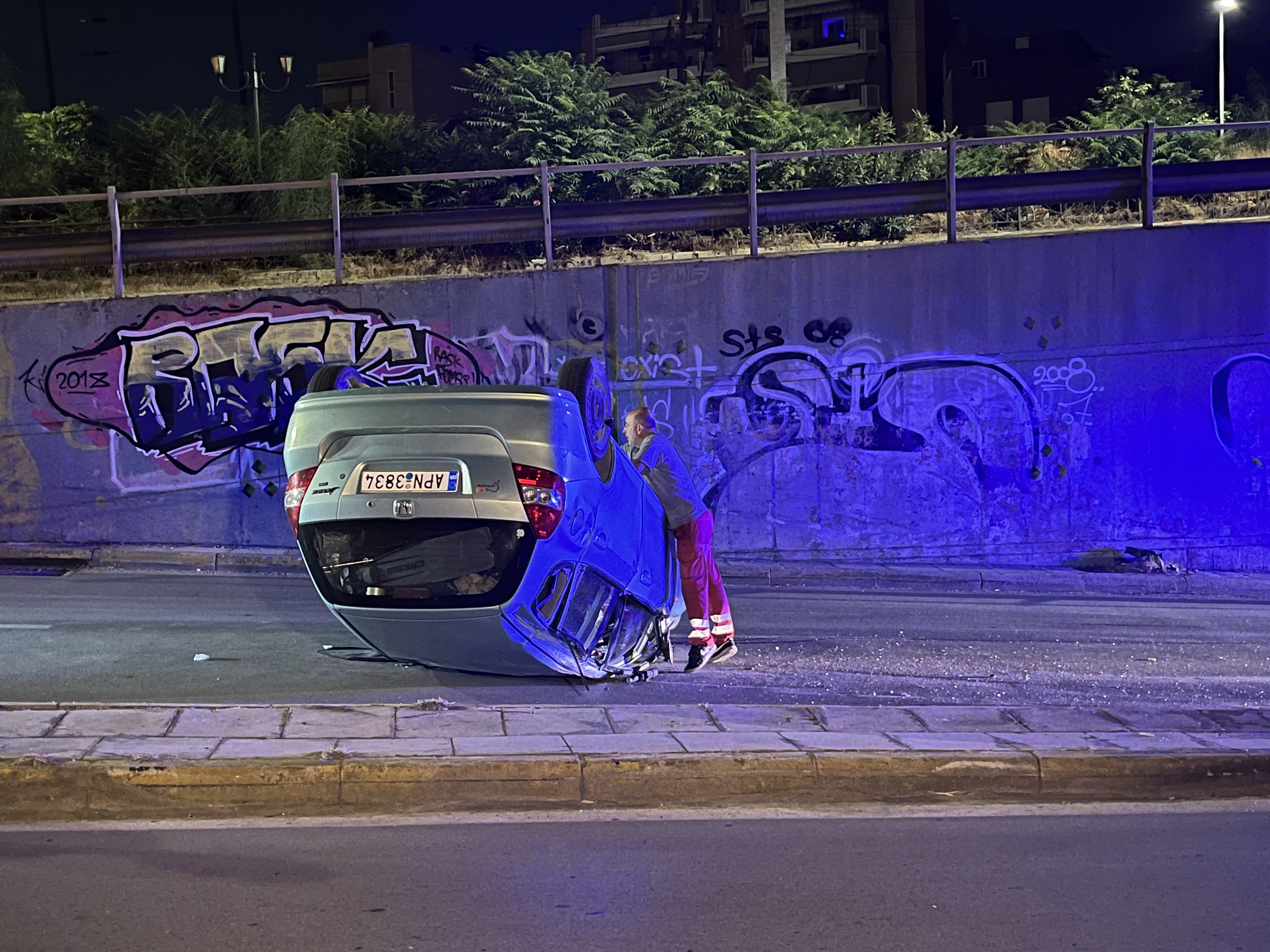 Αγιοι Αναργυροι: Ανατροπή αυτοκινήτου στη Λ. Δημοκρατίας – Ενας τραυματίας-1