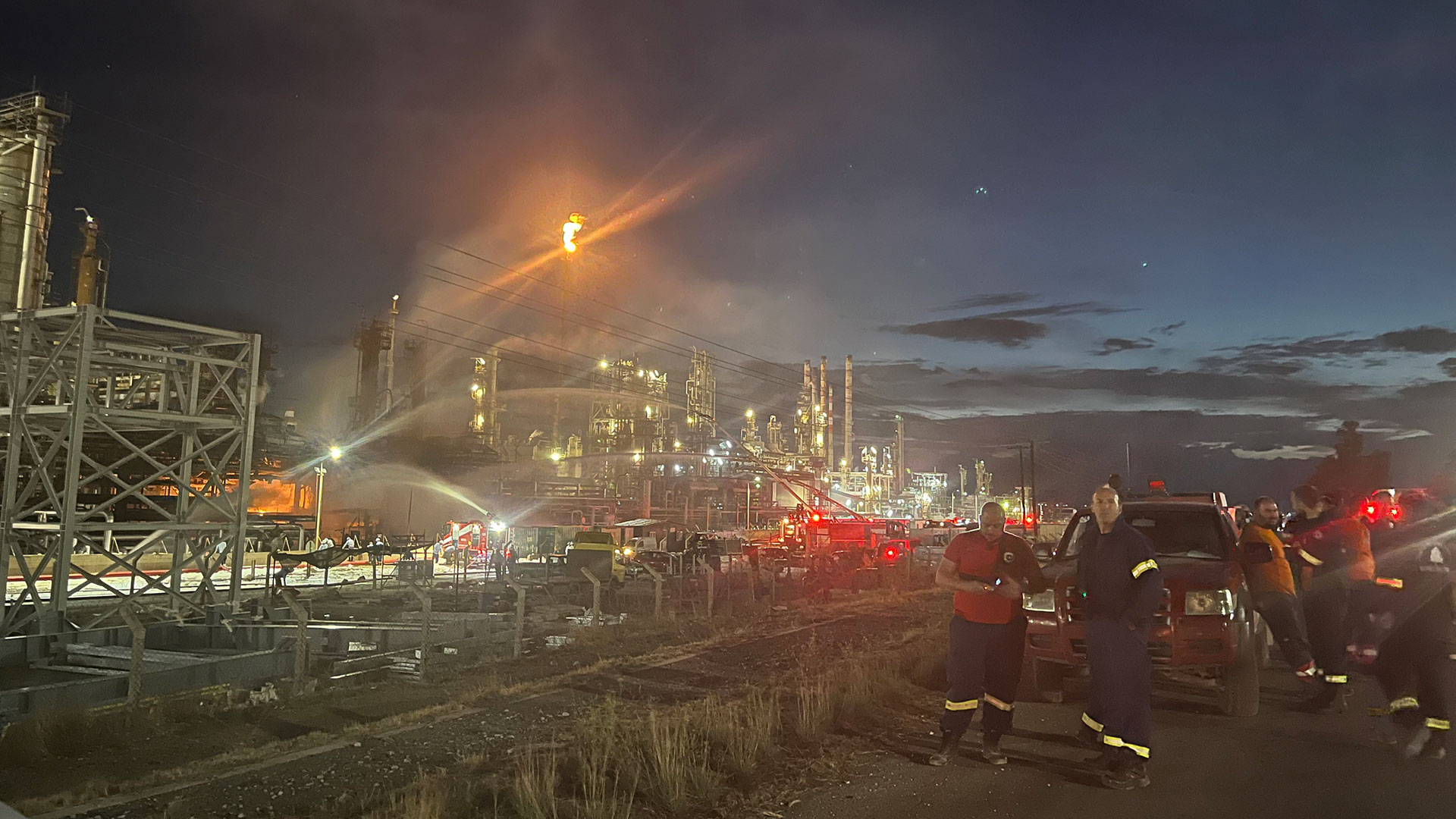 Σε ύφεση η φωτιά στις εγκαταστάσεις της Motor Oil – Ισχυρές δυνάμεις στο σημείο-5