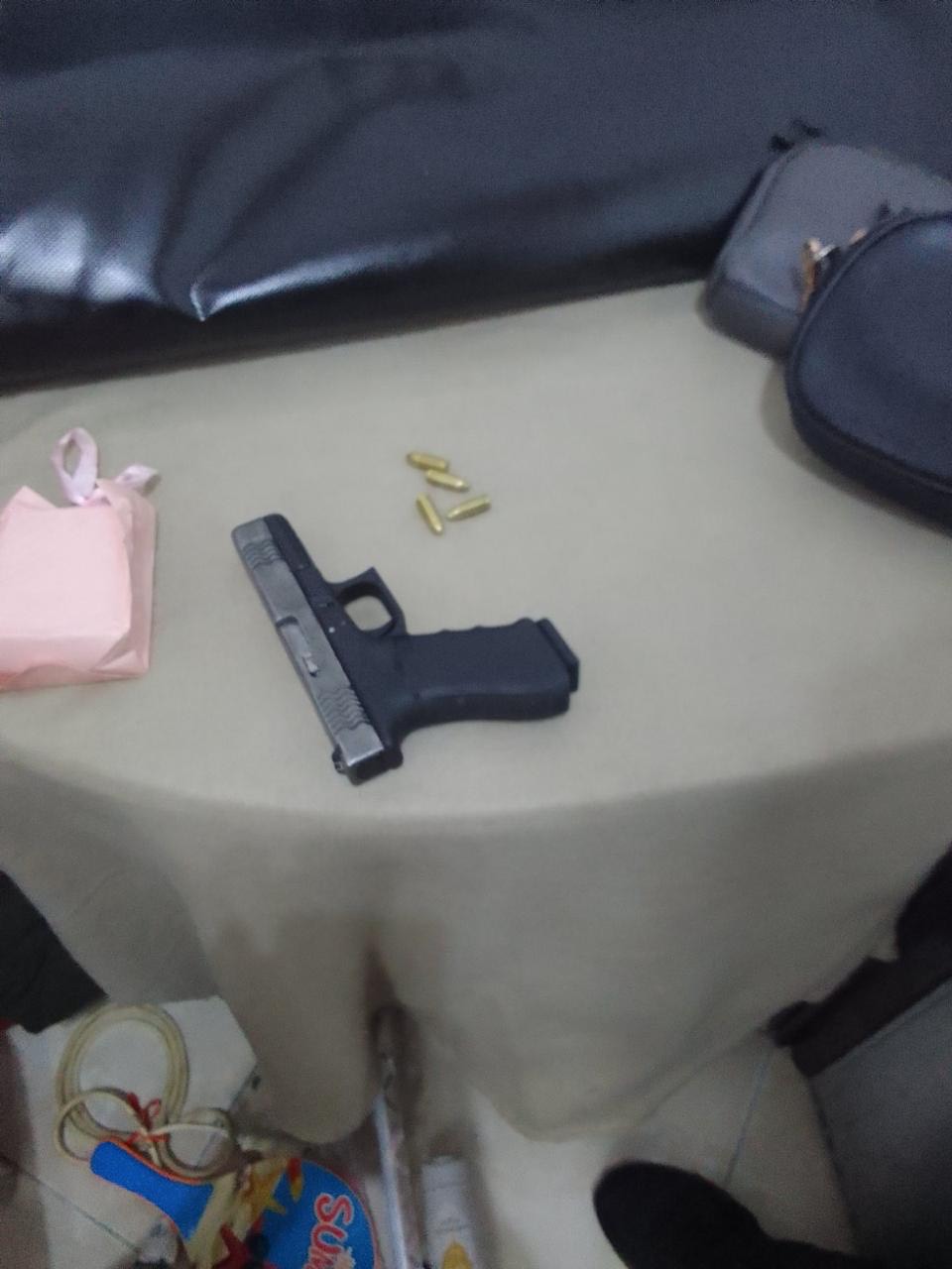 EΛ.ΑΣ.: Μεγάλη επιχείρηση σε καταυλισμό Ρομά στη Φυλή – Βρέθηκαν όπλα, σφαίρες και λίρες (βίντεο)-2