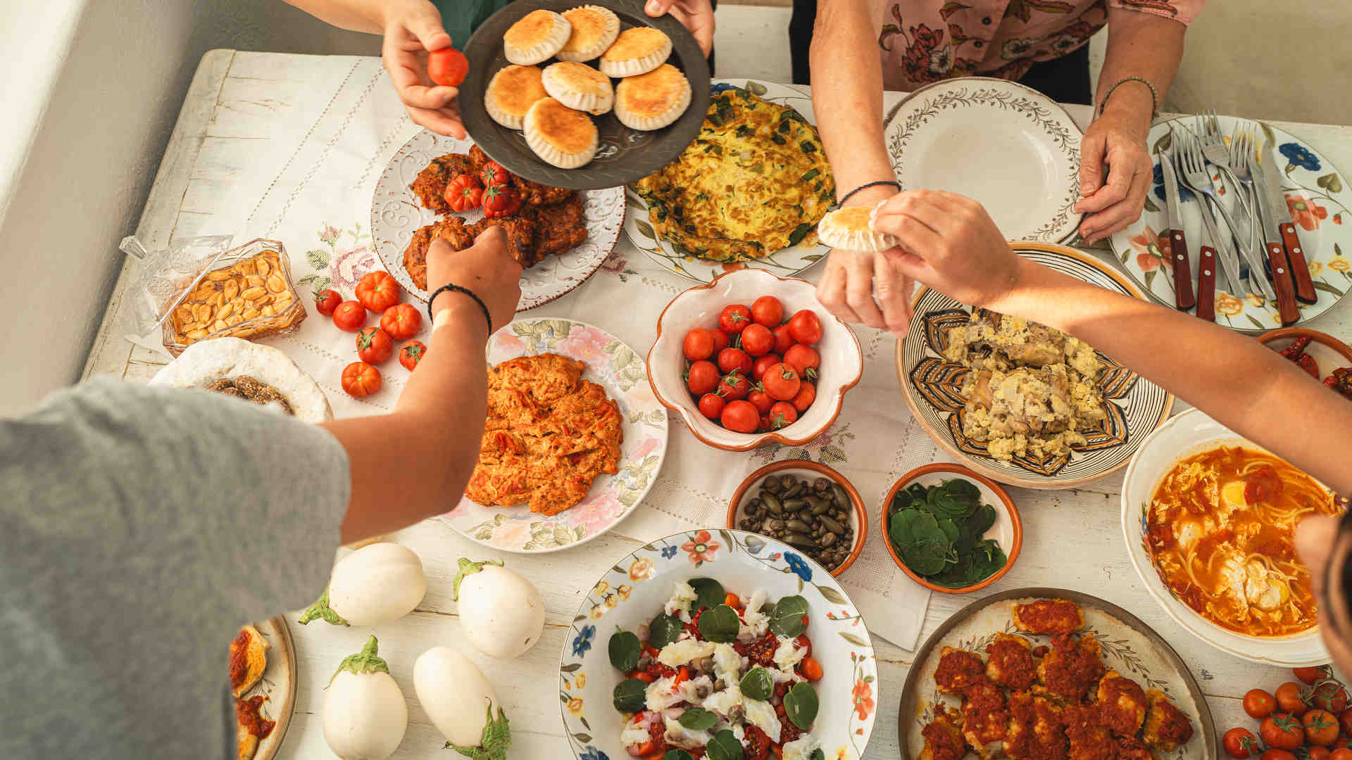 Μια Σαντορινιά μάς μαγειρεύει τις παλιές συνταγές του νησιού όπως τις έμαθε από τη μαμά και τη γιαγιά της-3