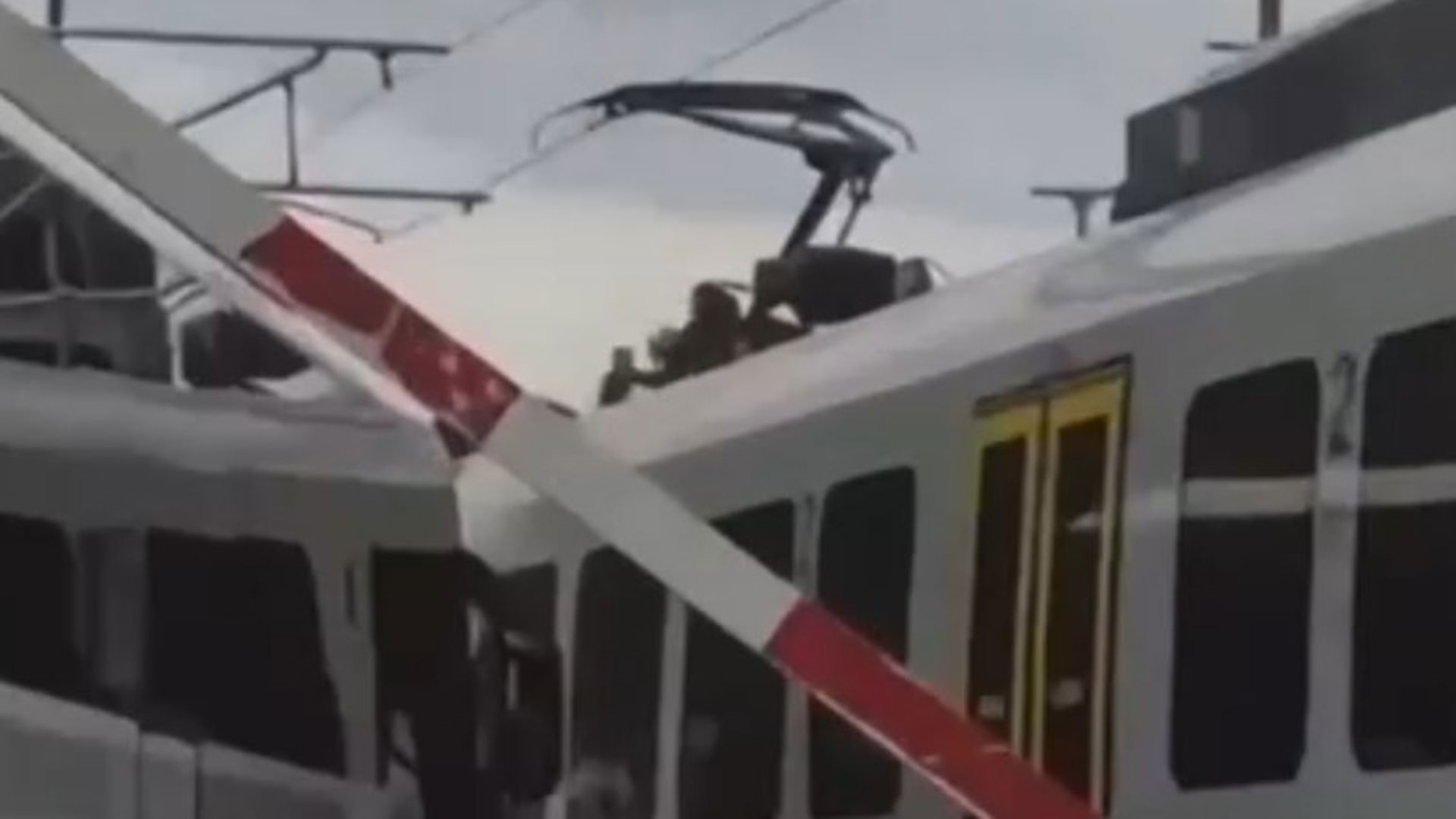 Παρ’ ολίγον σύγκρουση τρένου με τουριστικό λεωφορείο στο Μεταξουργείο-1