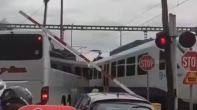 παρ-ολίγον-σύγκρουση-τρένου-με-τουρι-563236747