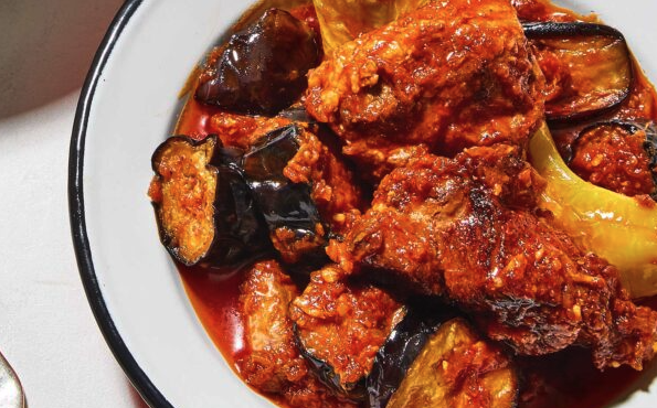 μελιτζάνες-με-αρνάκι-στην-κατσαρόλα-μ-563198656