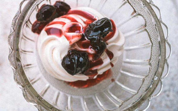 γλυκό-του-κουταλιού-βύσσινο-από-την-τή-563198665