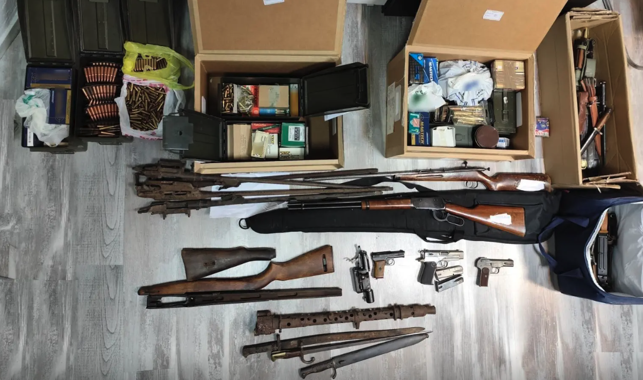 Ιωάννινα: Ο τραυματισμός 19χρονου αποκάλυψε ένα τεράστιο οπλοστάσιο-1