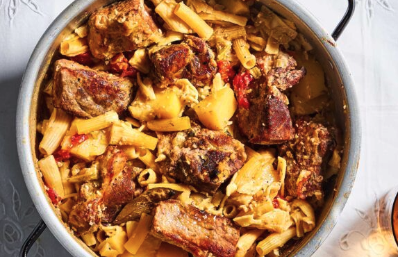 χοιρινή-σπάλα-με-γάλα-πατάτες-και-ζυμα-563246044