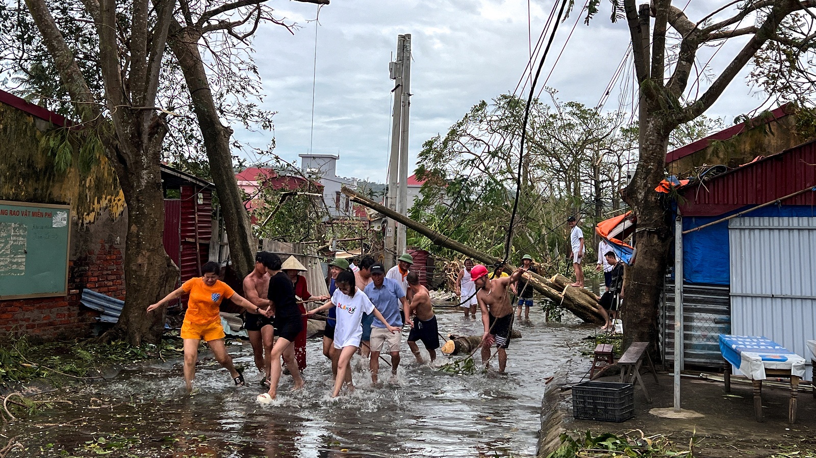 Βιετνάμ: Ανελέητος ο τυφώνας Γιάγκι, σκότωσε τουλάχιστον 35 ανθρώπους [εικόνες]-2