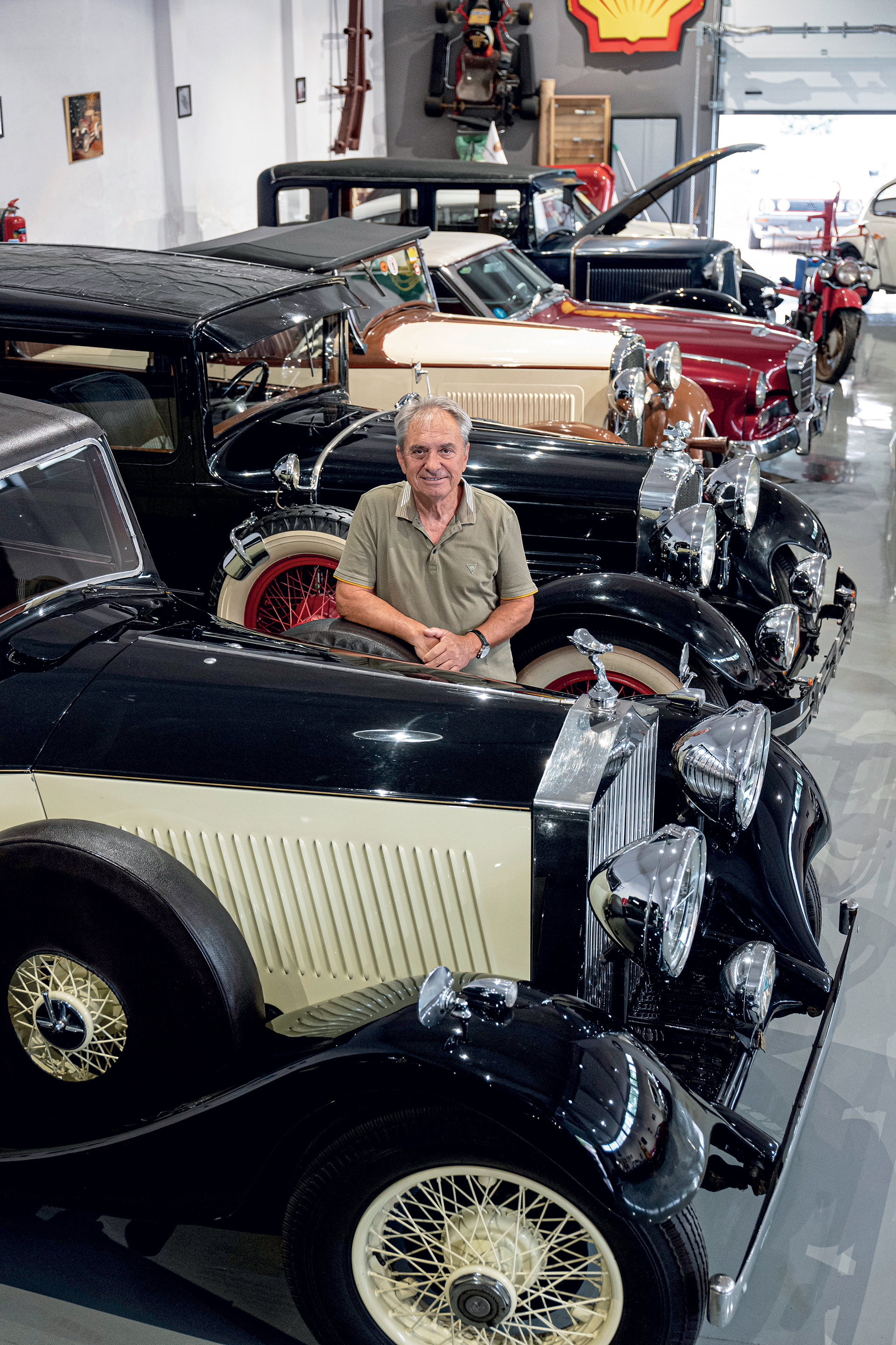 Στο γκαράζ του πιο επίμονου συλλέκτη κλασικών αυτοκινήτων-2