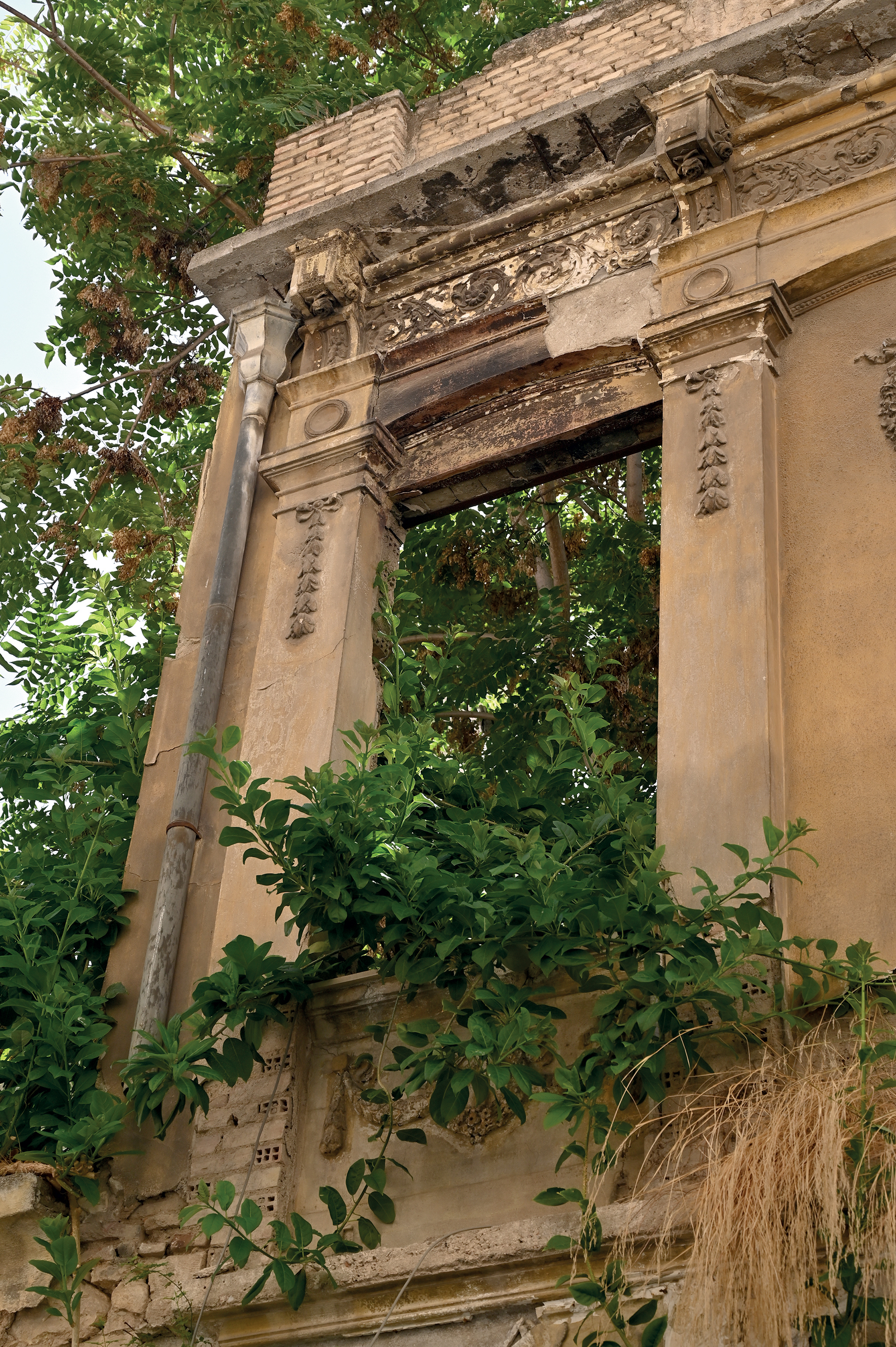 Τα κτίρια-φαντάσματα της Αθήνας και η ιδιαίτερη γοητεία τους-1