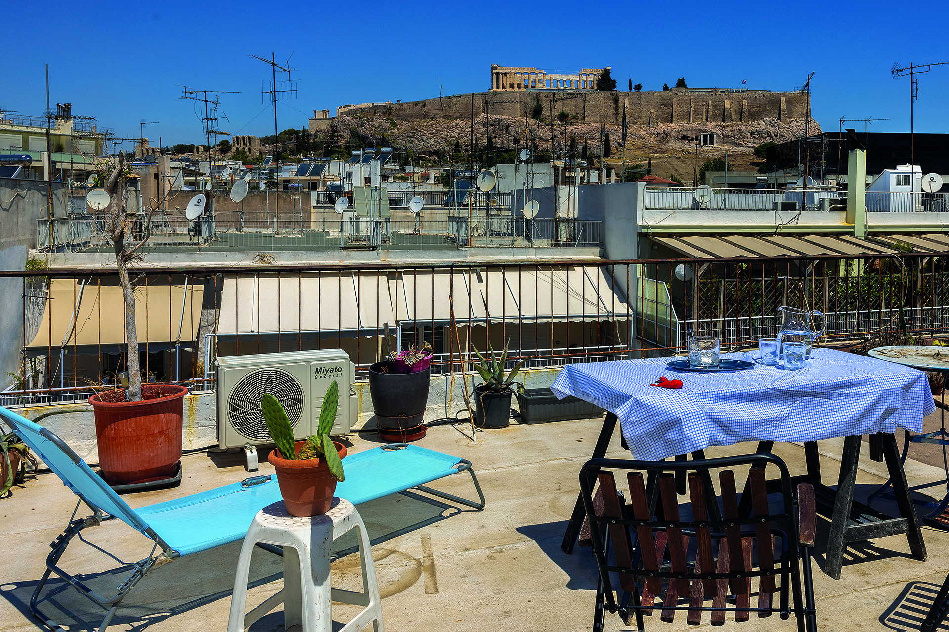 Ενα φωτεινό διαμέρισμα του ’50 στο Κουκάκι με θέα στην Ακρόπολη-7