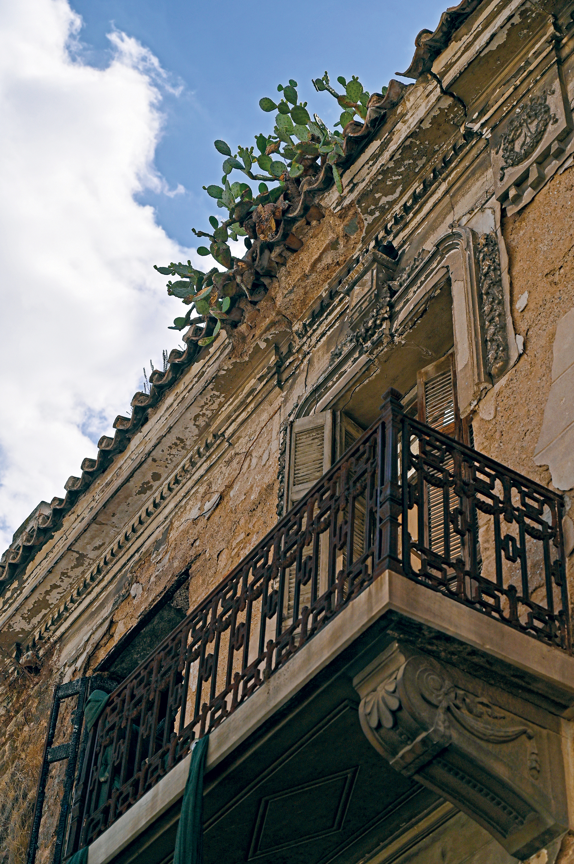 Γιατί τα εγκαταλελειμμένα σπίτια της Αθήνας παραμένουν ερμητικά κλειστά-1