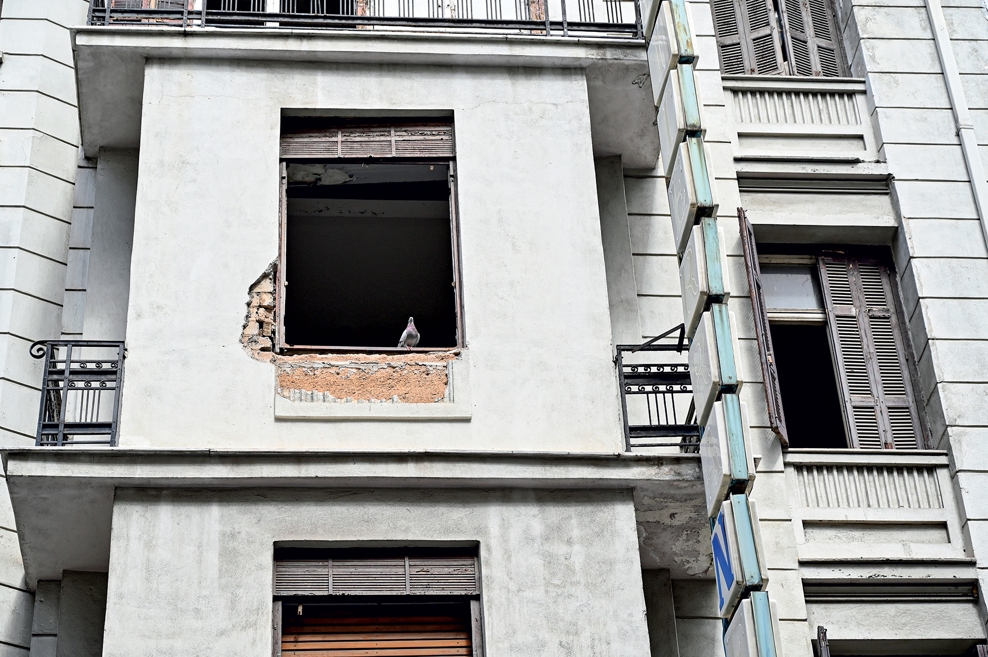 Γιατί τα εγκαταλελειμμένα σπίτια της Αθήνας παραμένουν ερμητικά κλειστά-2
