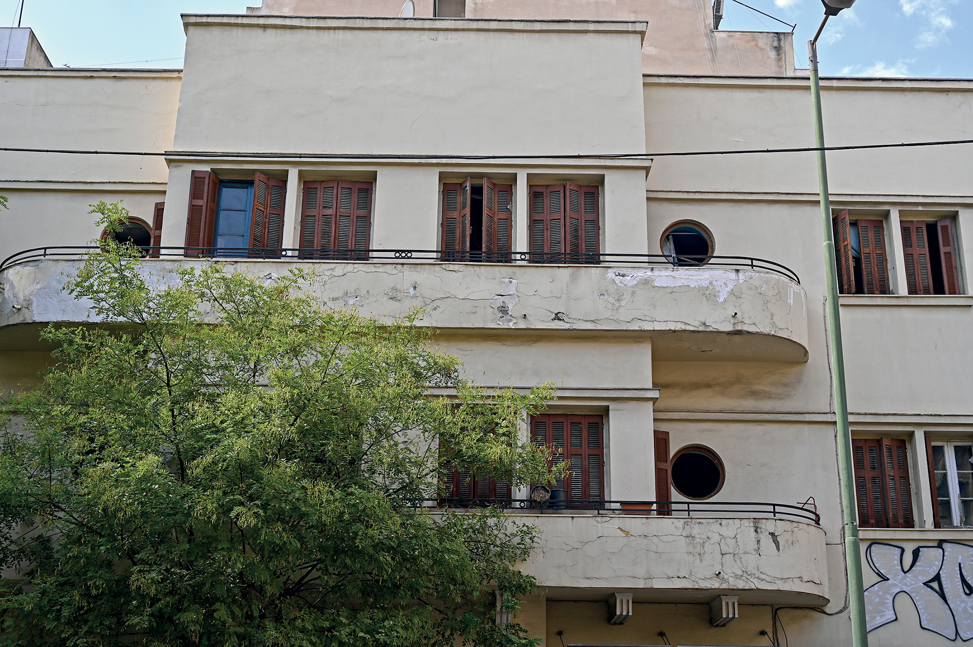 Γιατί τα εγκαταλελειμμένα σπίτια της Αθήνας παραμένουν ερμητικά κλειστά-3