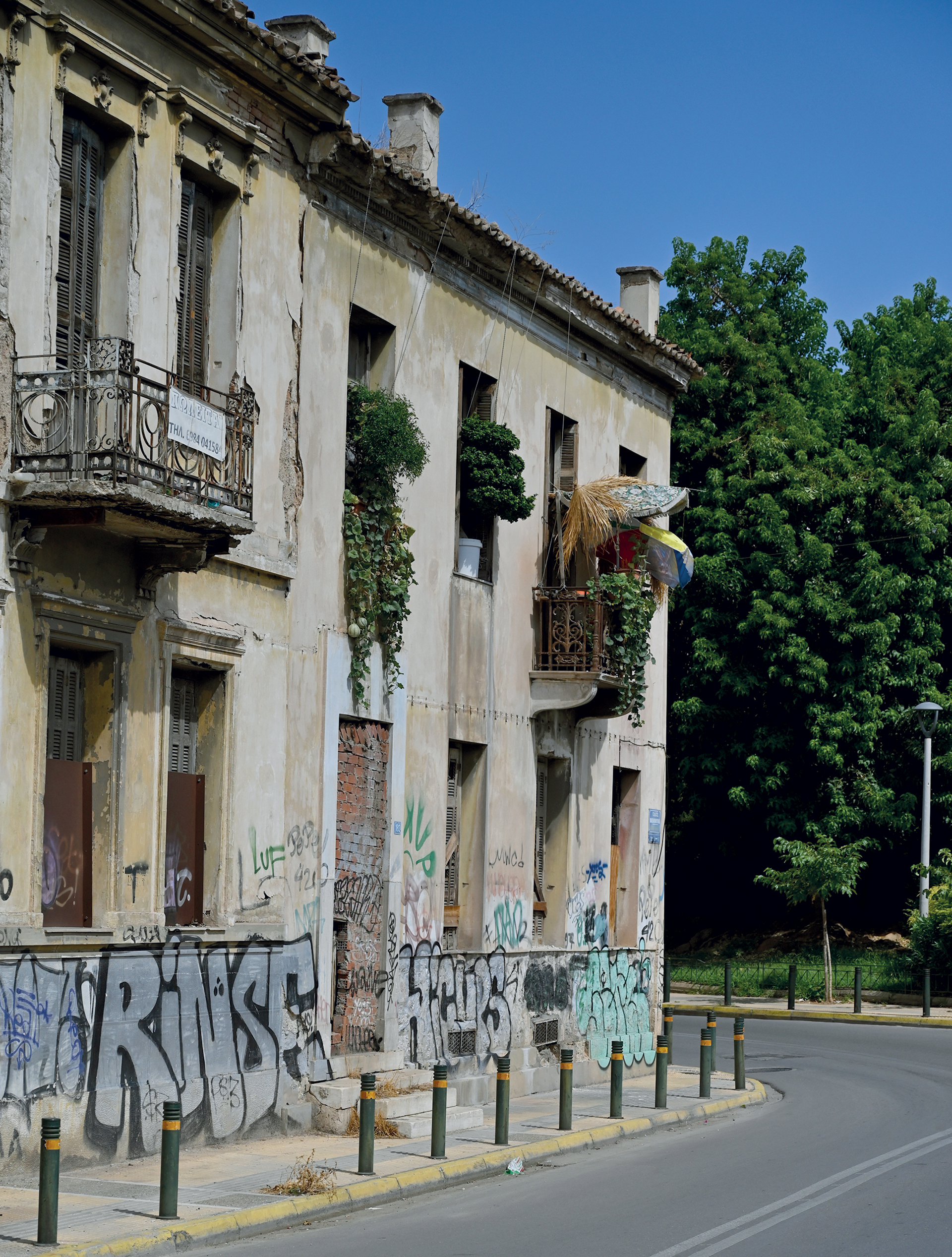 Γιατί τα εγκαταλελειμμένα σπίτια της Αθήνας παραμένουν ερμητικά κλειστά-4