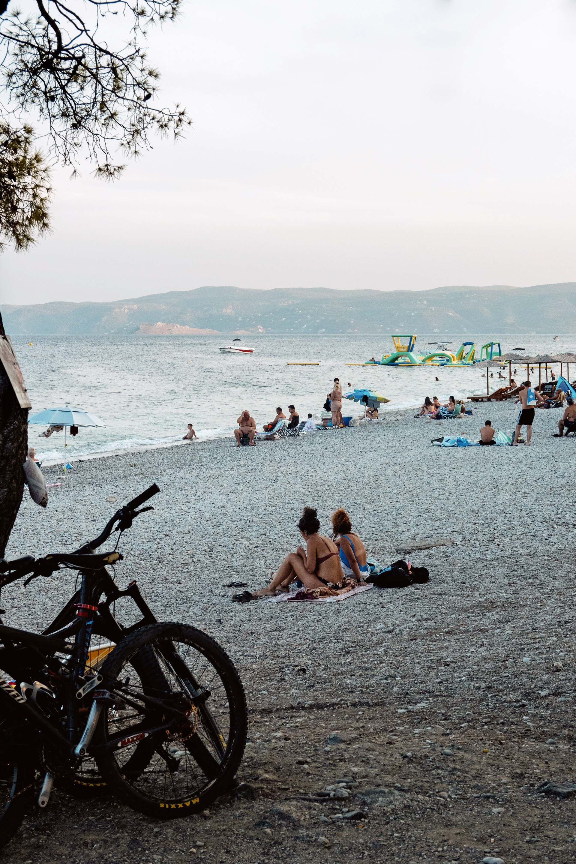Μία ώρα από τη Αθήνα με τον Προαστιακό, για τα τελευταία μπάνια της σεζόν-4