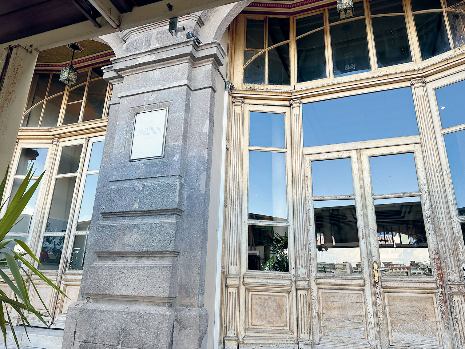 «Πανελλήνιον»: Το ιστορικό καφενείο της Μυτιλήνης ζωντανεύει μέσα από την τέχνη-1