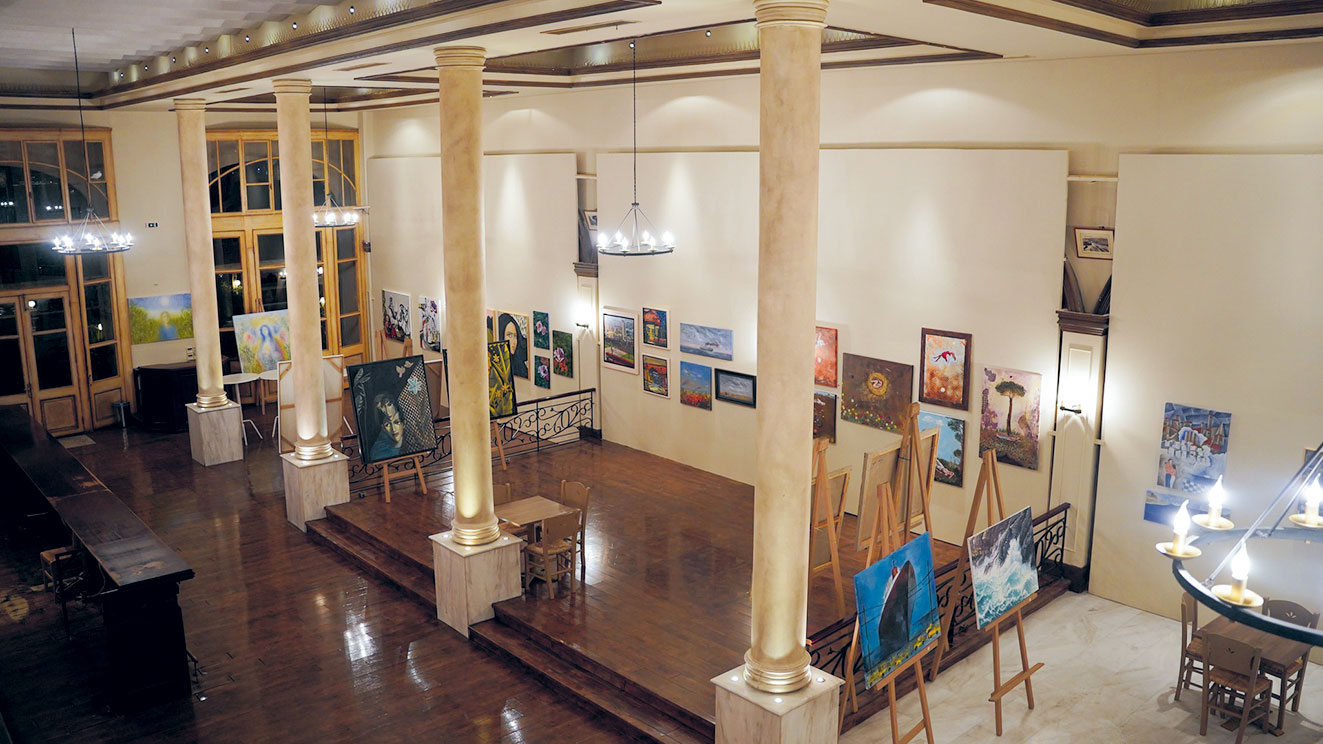 «Πανελλήνιον»: Το ιστορικό καφενείο της Μυτιλήνης ζωντανεύει μέσα από την τέχνη-3