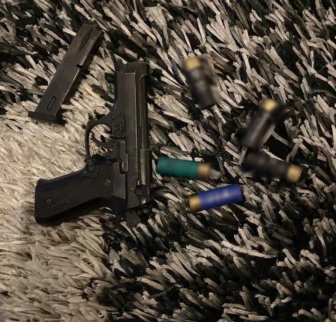 EΛ.ΑΣ.: Μεγάλη επιχείρηση σε καταυλισμό Ρομά στη Φυλή – Βρέθηκαν όπλα, σφαίρες και λίρες (βίντεο)-3