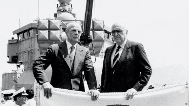 απόσταση-αλλά-όχι-ρήξη-563199157