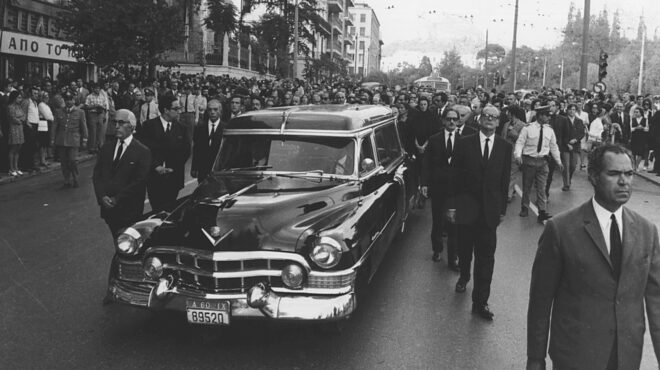 χιπάκια-στην-κηδεία-του-σεφέρη-563233513