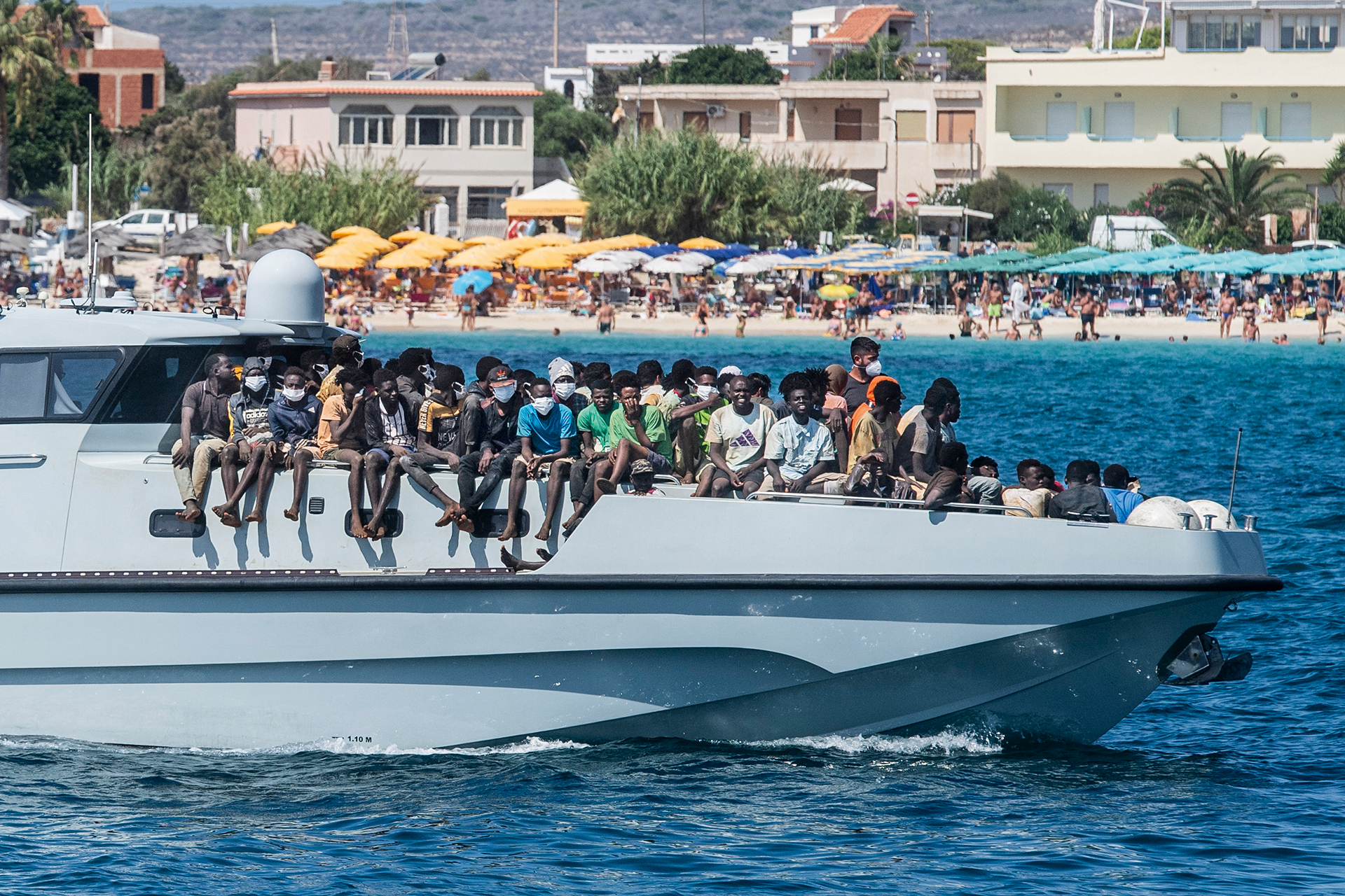 Εκεί που συναντιούνται ο κόσμος των μεταναστών και ο κόσμος των τουριστών-3