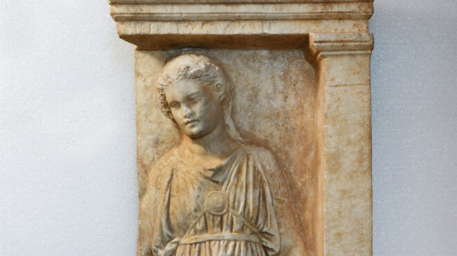 eνα-αρχαίο-κορίτσι-στα-νύχια-τού-διαβ-563226262