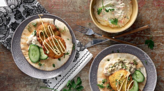 φαλάφελ-με-λιαστές-ντομάτες-σος-ταχιν-563210251