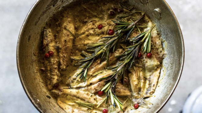 γαύρος-αχνιστός-με-δεντρολίβανο-563210629