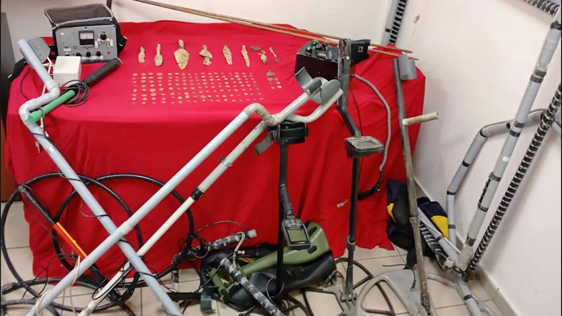 Ημαθία: Εντοπίστηκαν αρχαία αντικείμενα και νομίσματα μεγάλης αξίας – Δύο συλλήψεις-2