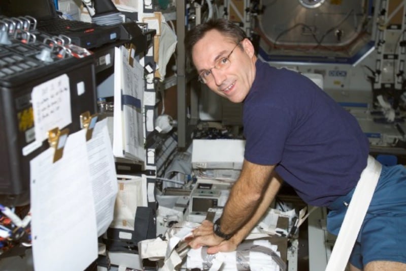 Πώς τρως και πώς βάζεις μπουγάδα στο διάστημα-6