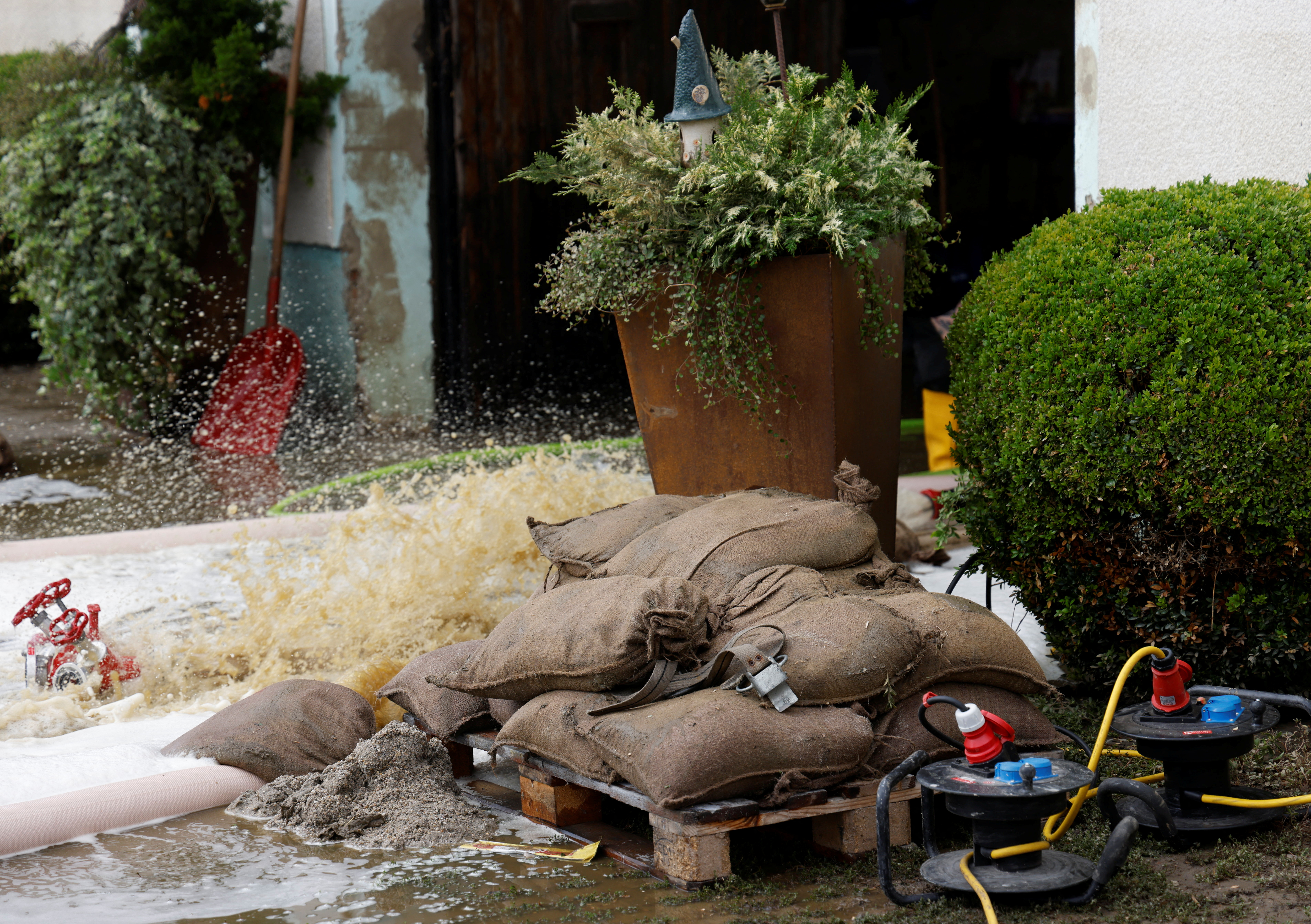 Η κεντρική Ευρώπη οχυρώνει τις πόλεις της – Αυξάνονται τα θύματα από τις πλημμύρες-1