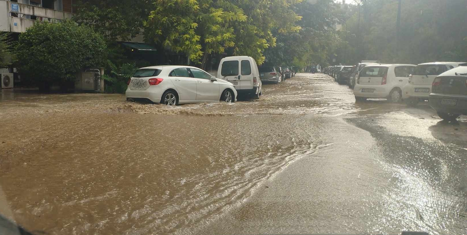 Κακοκαιρία «Atena»: Ισχυρές καταιγίδες στην Αθήνα – Προβλήματα σε δρόμους-4