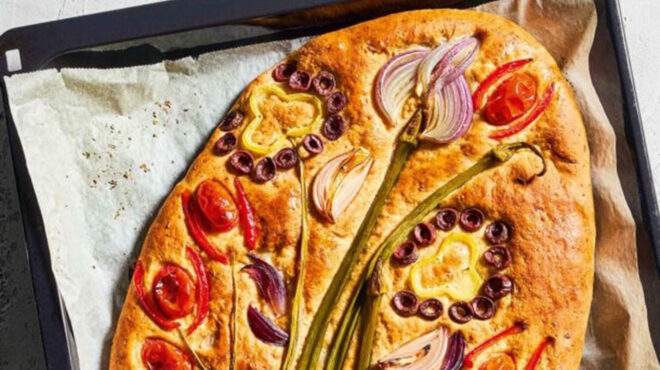 κρεμμυδόψωμο-ταψιού-με-ντοματίνια-κα-563222056