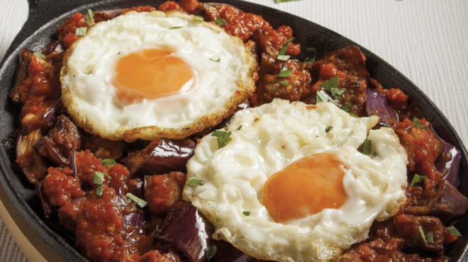 μελιτζάνες-σοτέ-με-αυγά-μάτια-βασιλικ-563206816