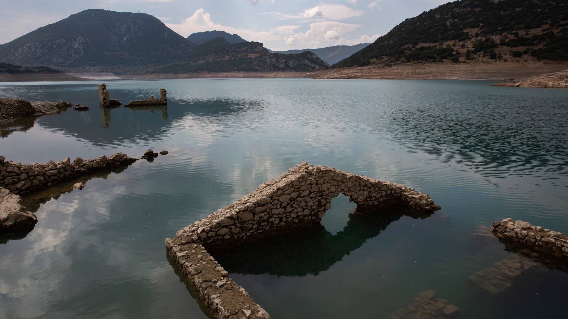 Φωτορεπορτάζ στη λίμνη Μόρνου: Το χωριό Κάλλιο αναδύθηκε ξανά από το νερό-3