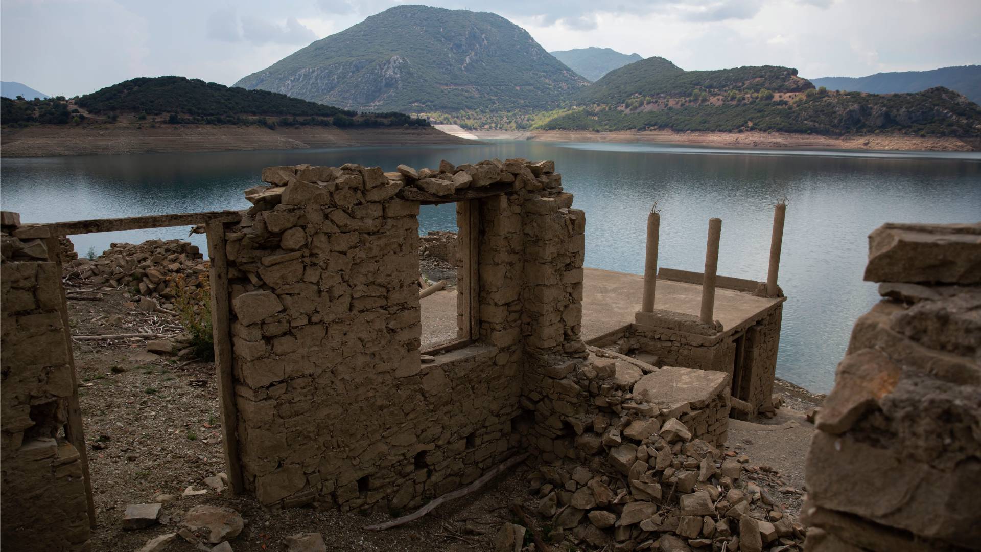 Φωτορεπορτάζ στη λίμνη Μόρνου: Το χωριό Κάλλιο αναδύθηκε ξανά από το νερό-2