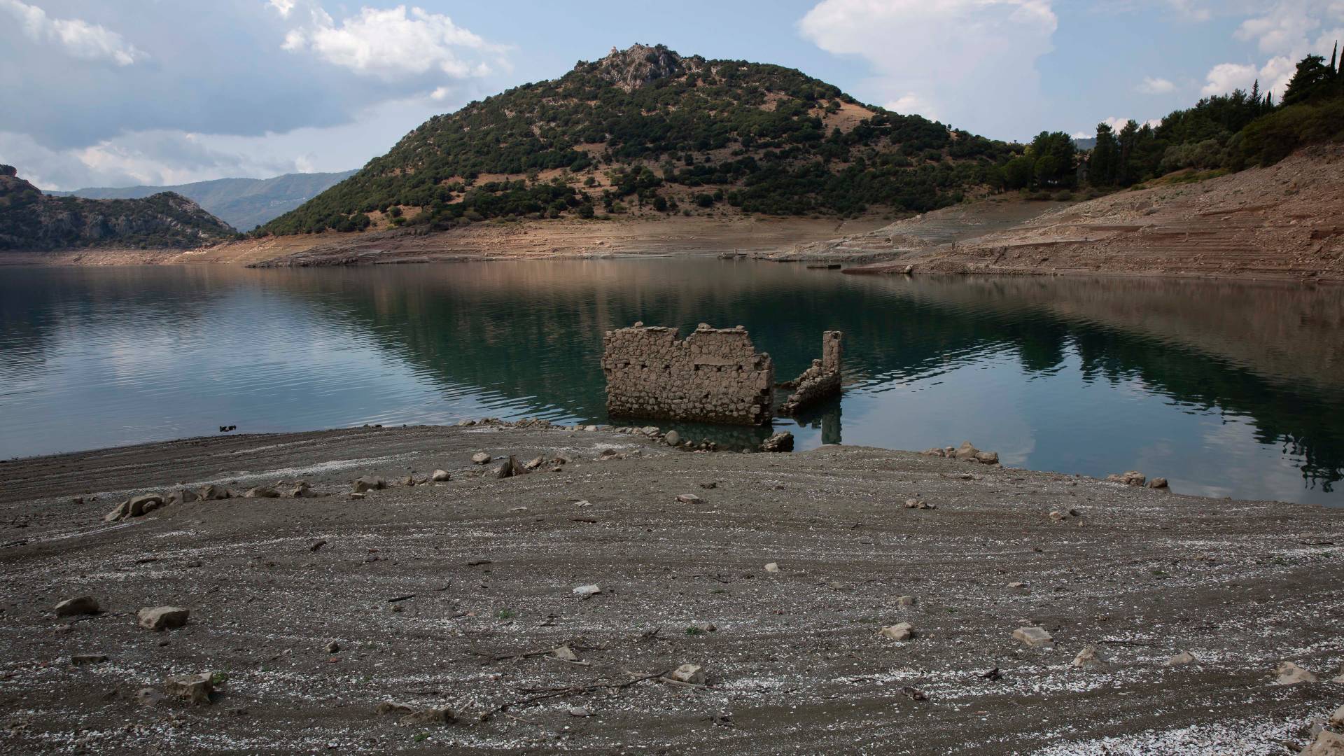 Φωτορεπορτάζ στη λίμνη Μόρνου: Το χωριό Κάλλιο αναδύθηκε ξανά από το νερό-4