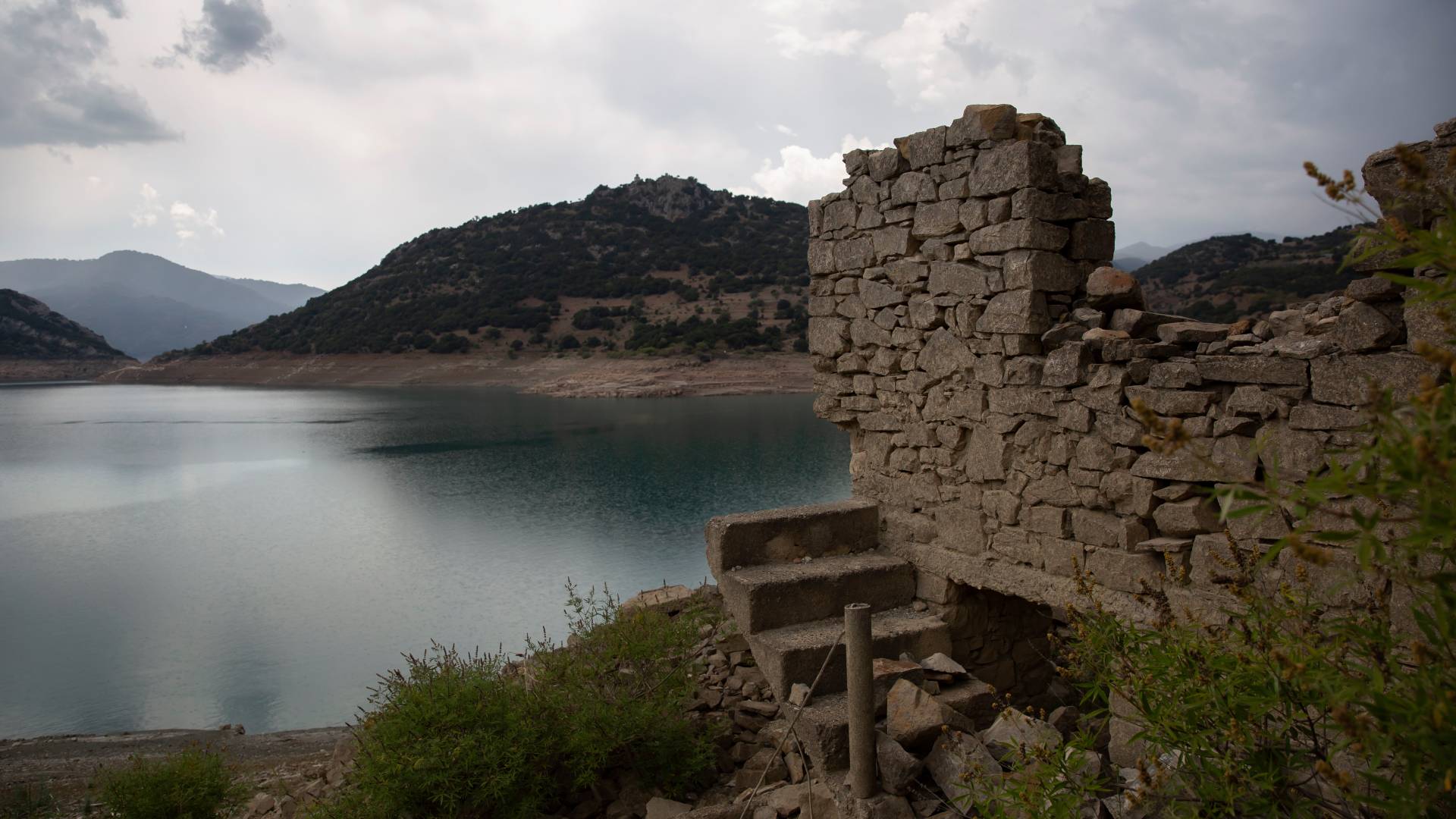 Φωτορεπορτάζ στη λίμνη Μόρνου: Το χωριό Κάλλιο αναδύθηκε ξανά από το νερό-5