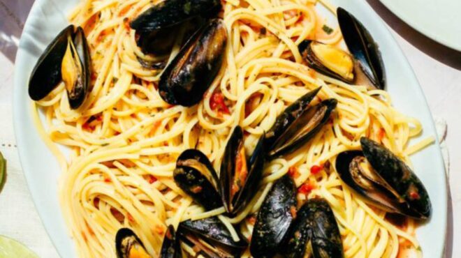 μύδια-με-λινγκουίνι-και-λευκό-κρασί-563225995