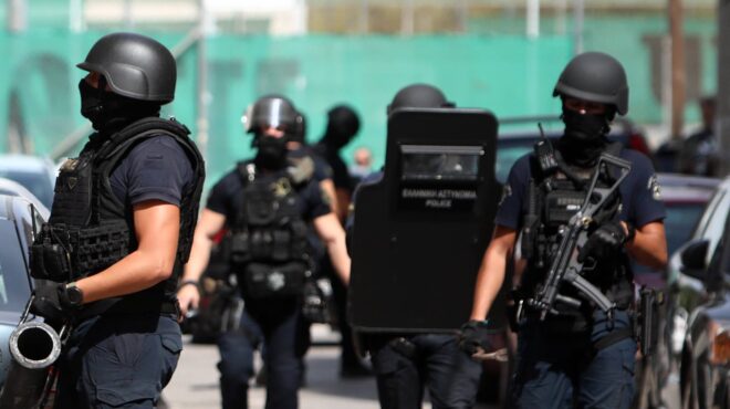 ελ-ασ-κάμερες-στις-στολές-των-ανδρών-τ-563246872