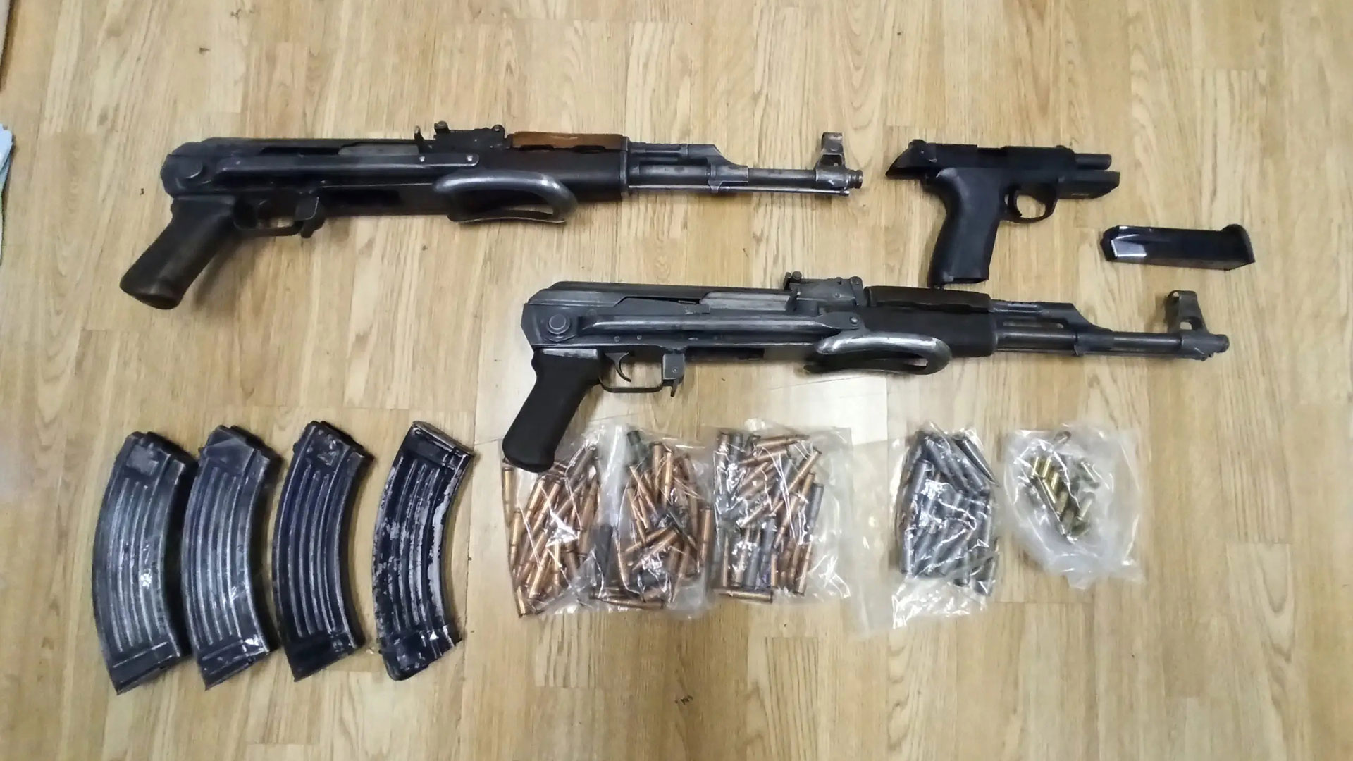 Καλάσνικοφ και μεγάλες ποσότητες ναρκωτικών εντοπίστηκαν μετά από τυχαίο έλεγχο-1